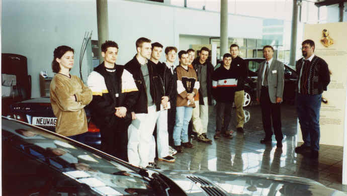 Foto der QuK-Gruppe w&auml;hrend der Betriebsbesichtigung bei der Fa. B&uuml;hler Pkw in L&ouml;rrach