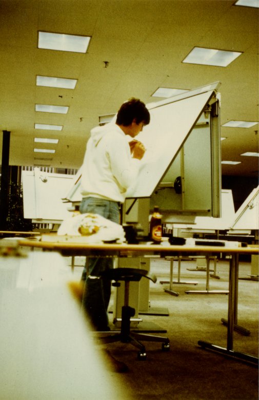 Foto des Webseitenbetreibers am Zeichenbrett